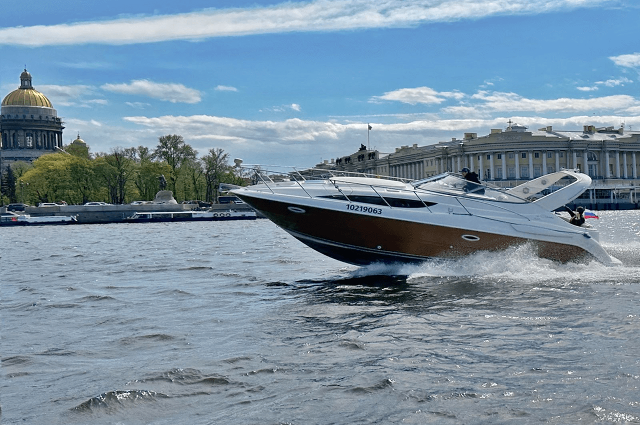 Катер «Мерлок» на воде в Петербурге