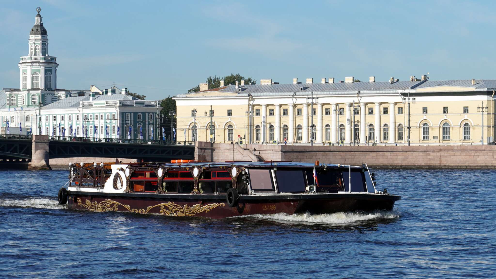 Теплоход «Максимус» на воде в Петербурге