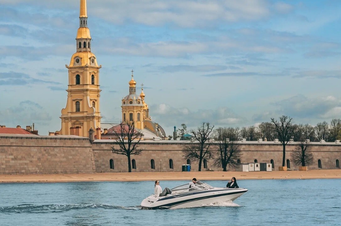 Водная прогулка на катере «Серенити» в СПб