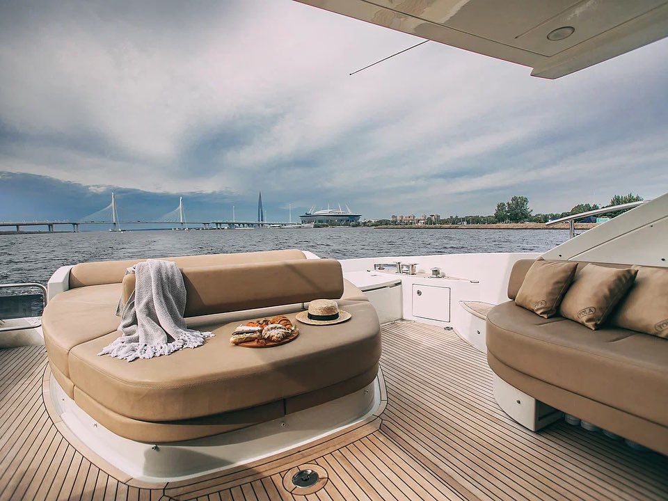 Яхта «Azimut 62» на воде в Петербурге