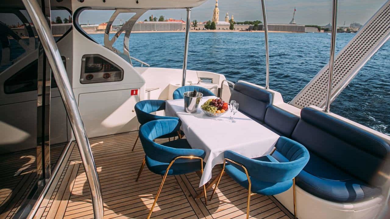 Яхта «Азимут 46 / Azimut 46» на фоне Санкт-Петербурга