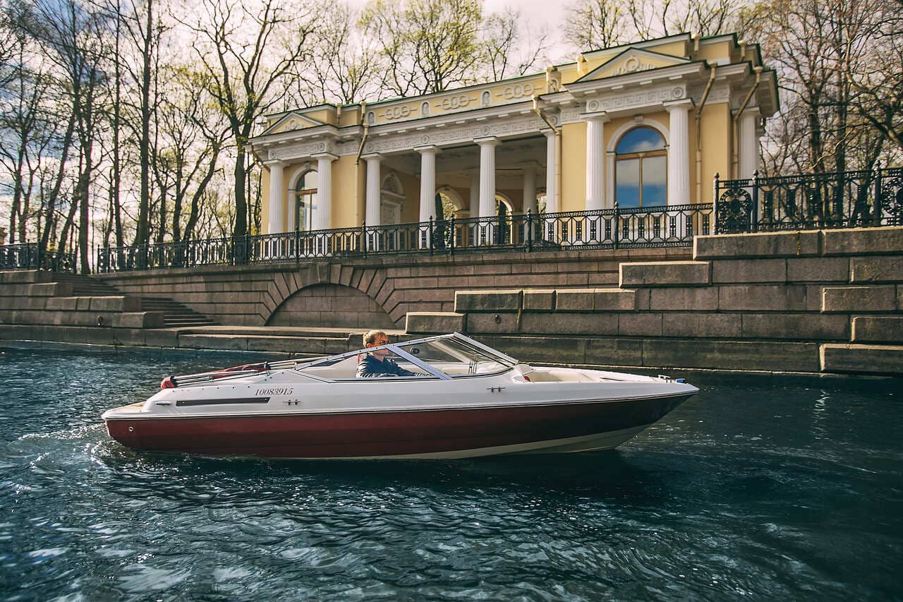 Прокат катера «Магнум» с капитаном в СПб