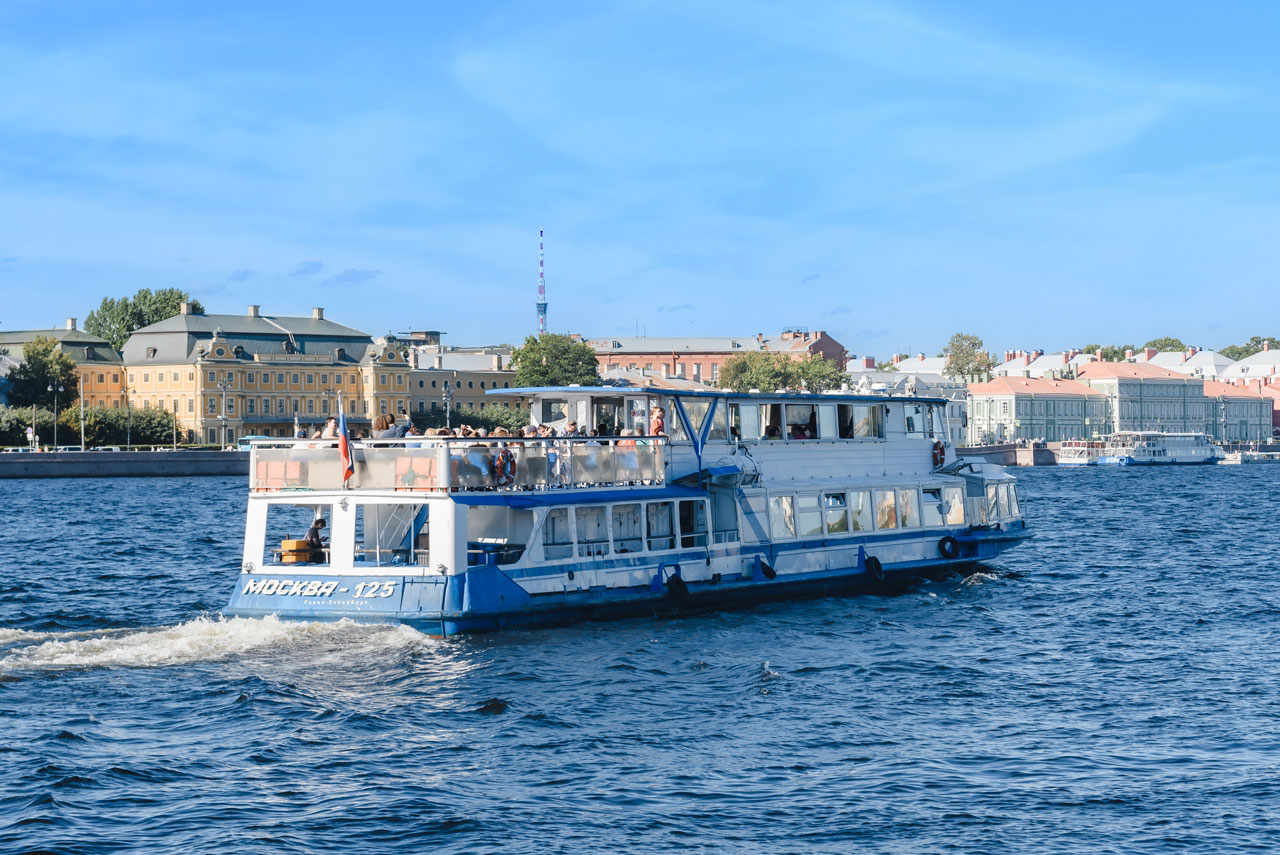 Прокат теплохода «Москва 125» с капитаном в СПб