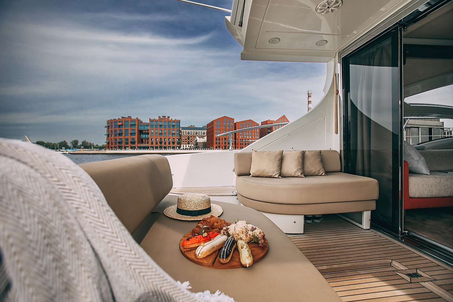 Аренда яхты «Azimut 62» для отдыха на воде