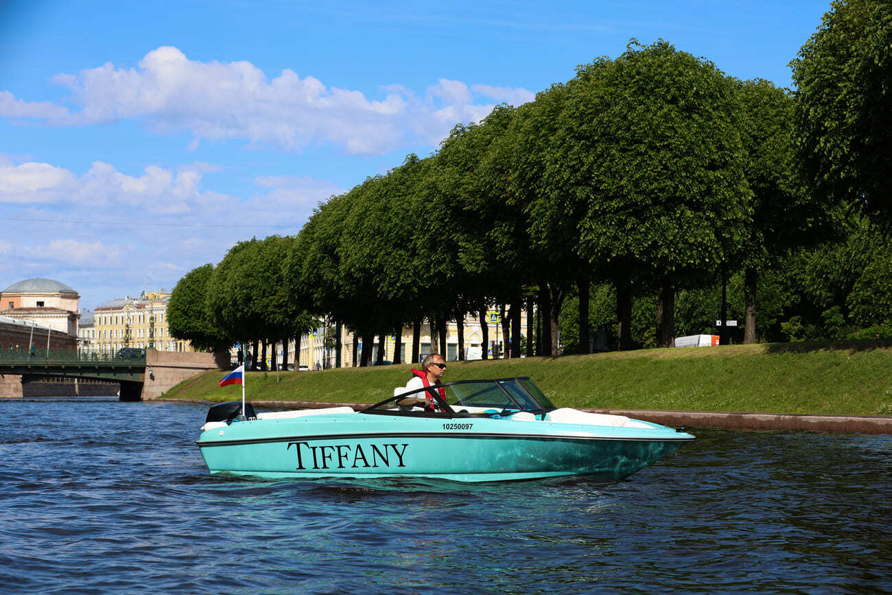 Катер «Тиффани / Tiffany» — вид с воды