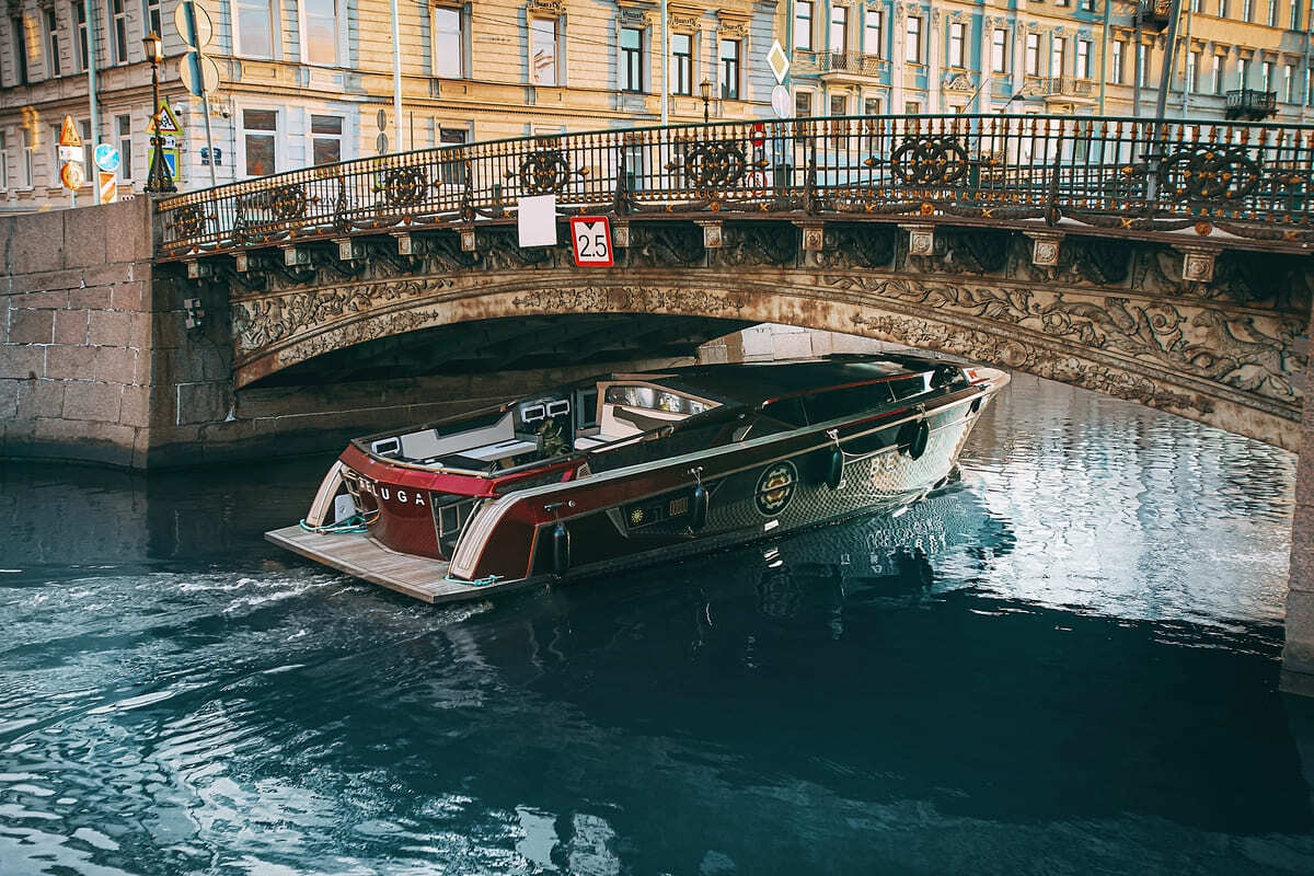 Катер «Белуга» на воде в Петербурге — фото 16