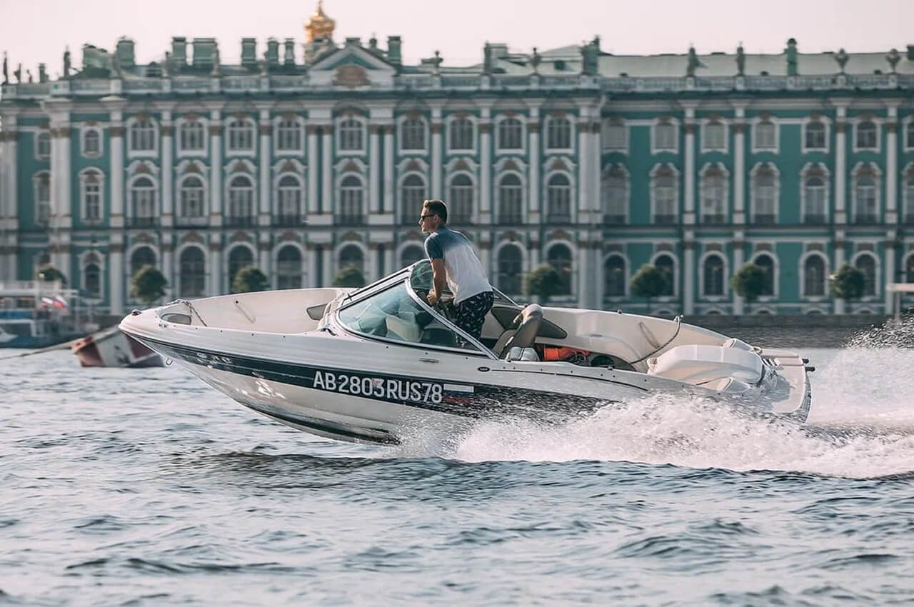 Катер Лотос