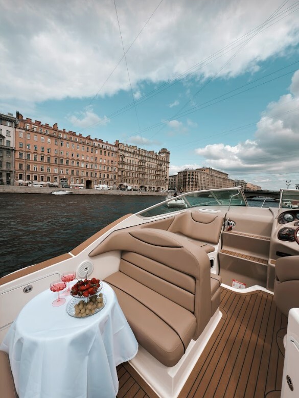 Катер «Сиа рей / Sea Ray» на воде в Петербурге