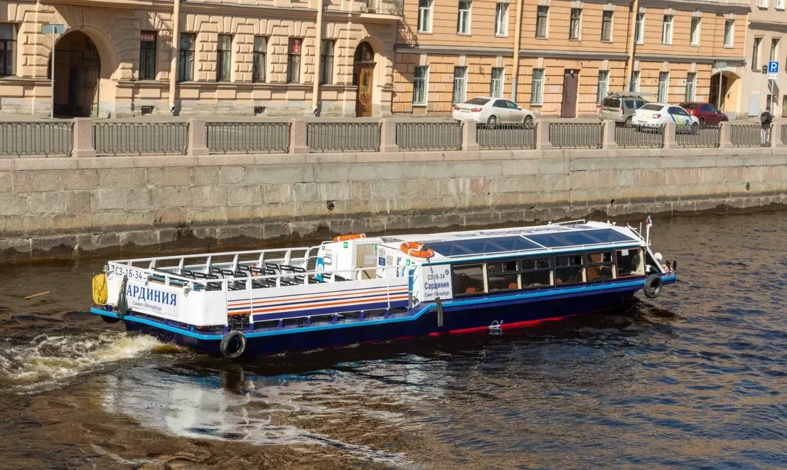 Теплоход «Сардиния» на воде в Петербурге
