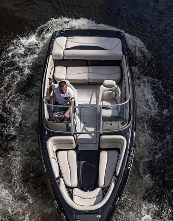 Катер «Черный (Crownline 190 Black)» на фоне Санкт-Петербурга