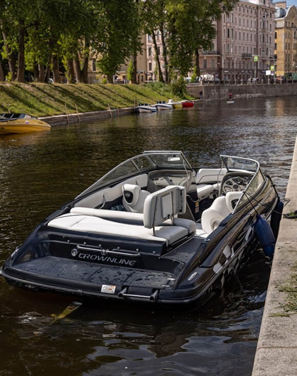 Катер «Черный (Crownline 190 Black)» на воде в Петербурге — фото 16