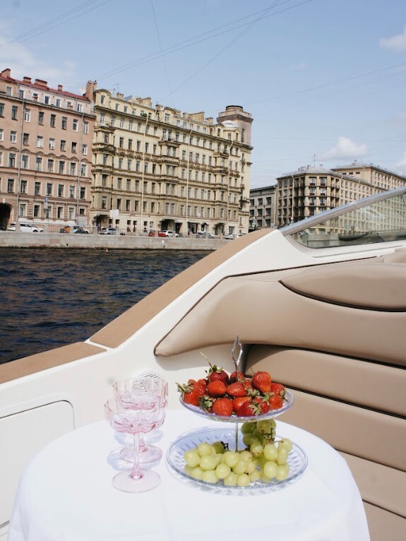 Катер «Сиа рей / Sea Ray» на воде в Петербурге — фото 16