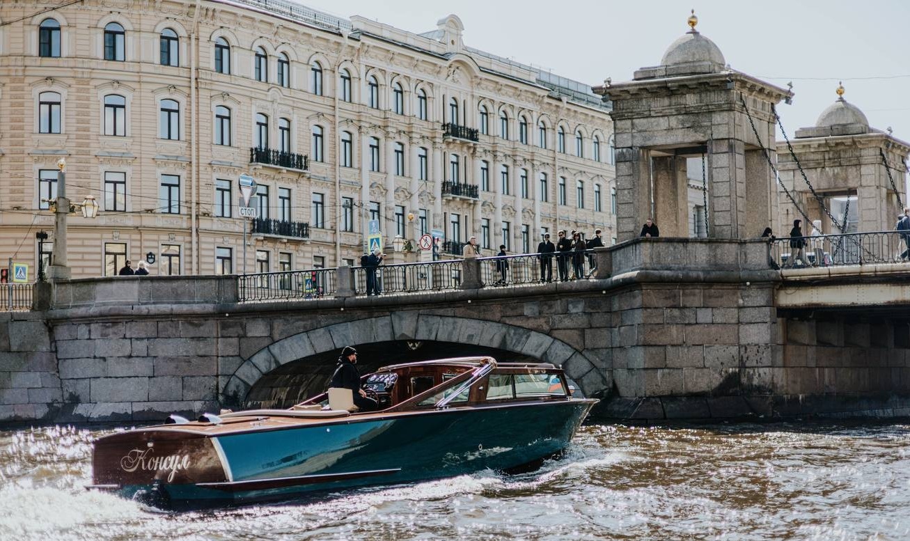 Аренда катера «Консул» — Санкт-Петербург
