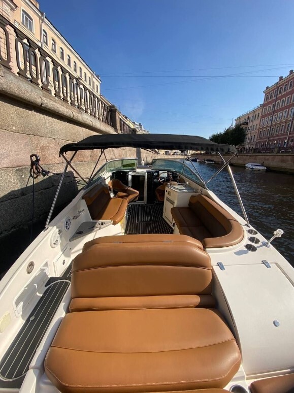 Катер «Бикини Босс / Bikini Boss» на фоне Санкт-Петербурга