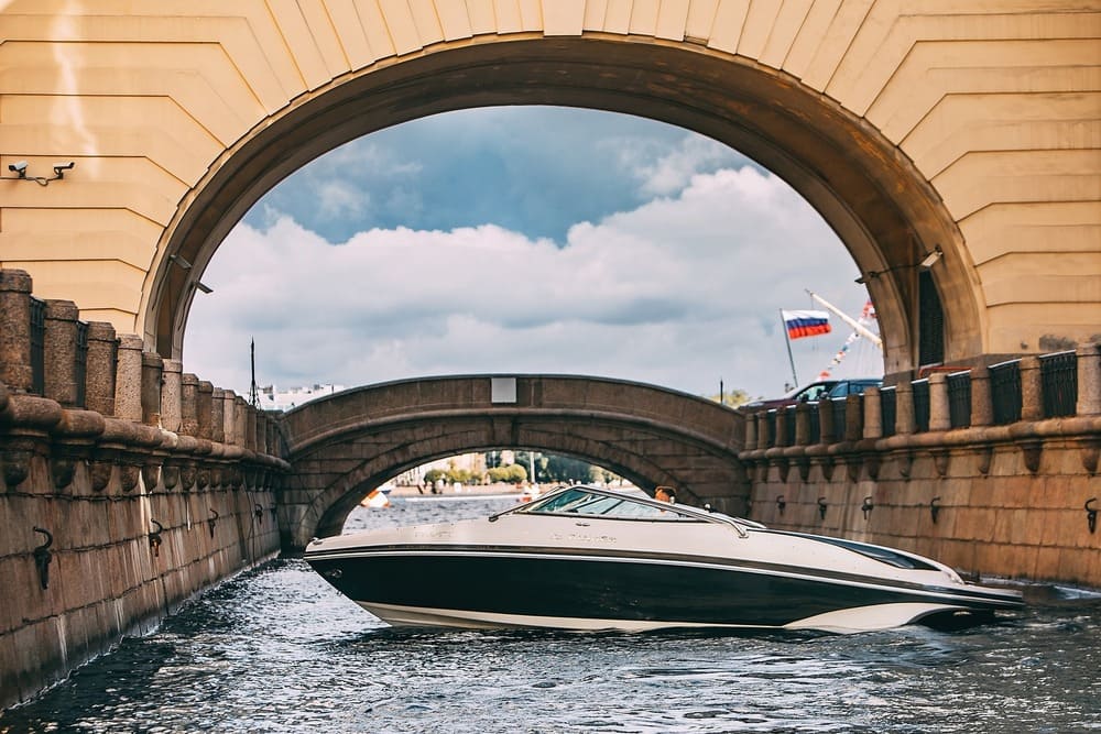 Катер «Амиго Ринкер» на воде в Петербурге