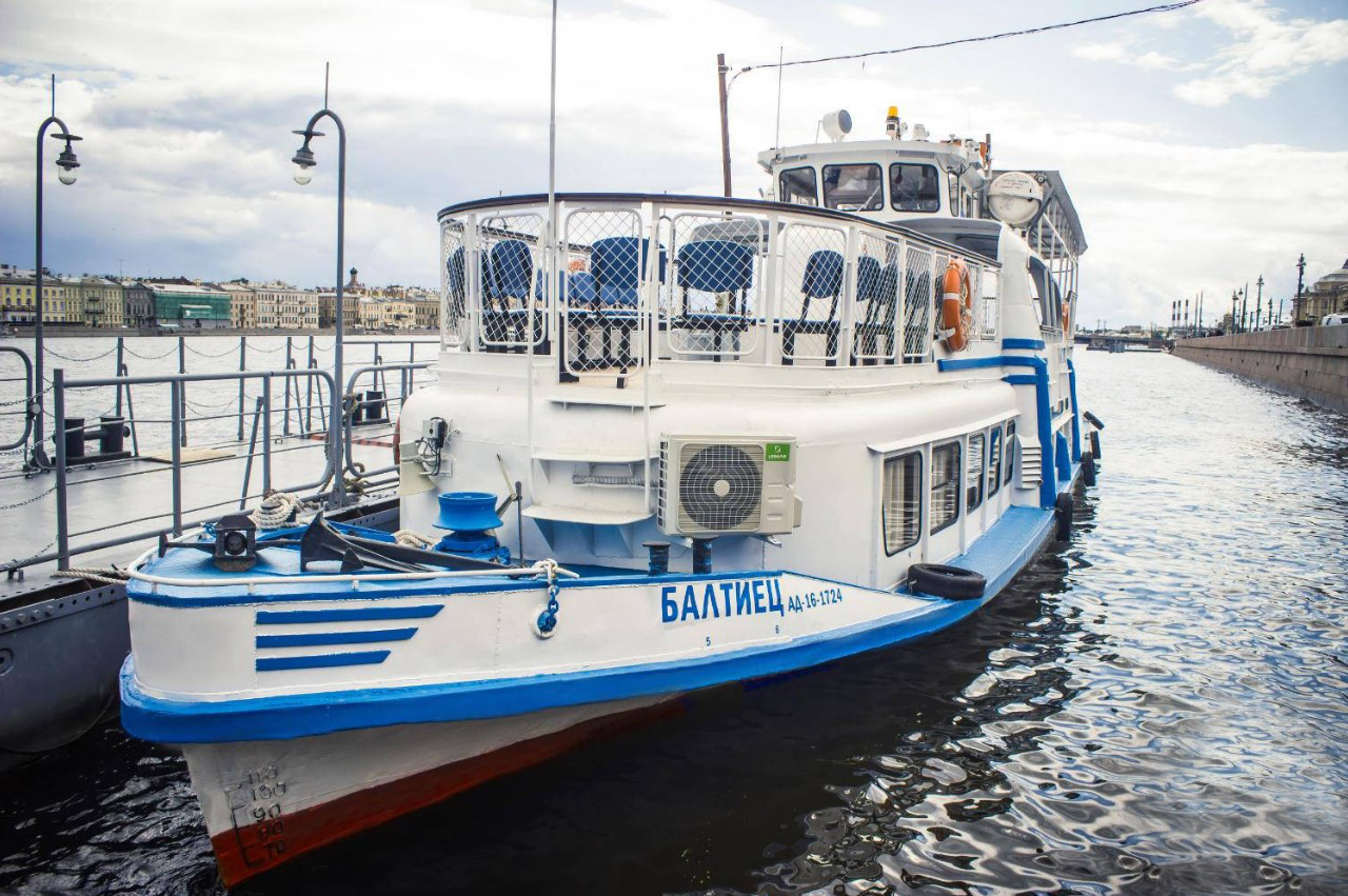 Теплоход «Балтиец» на воде в Петербурге — фото 16