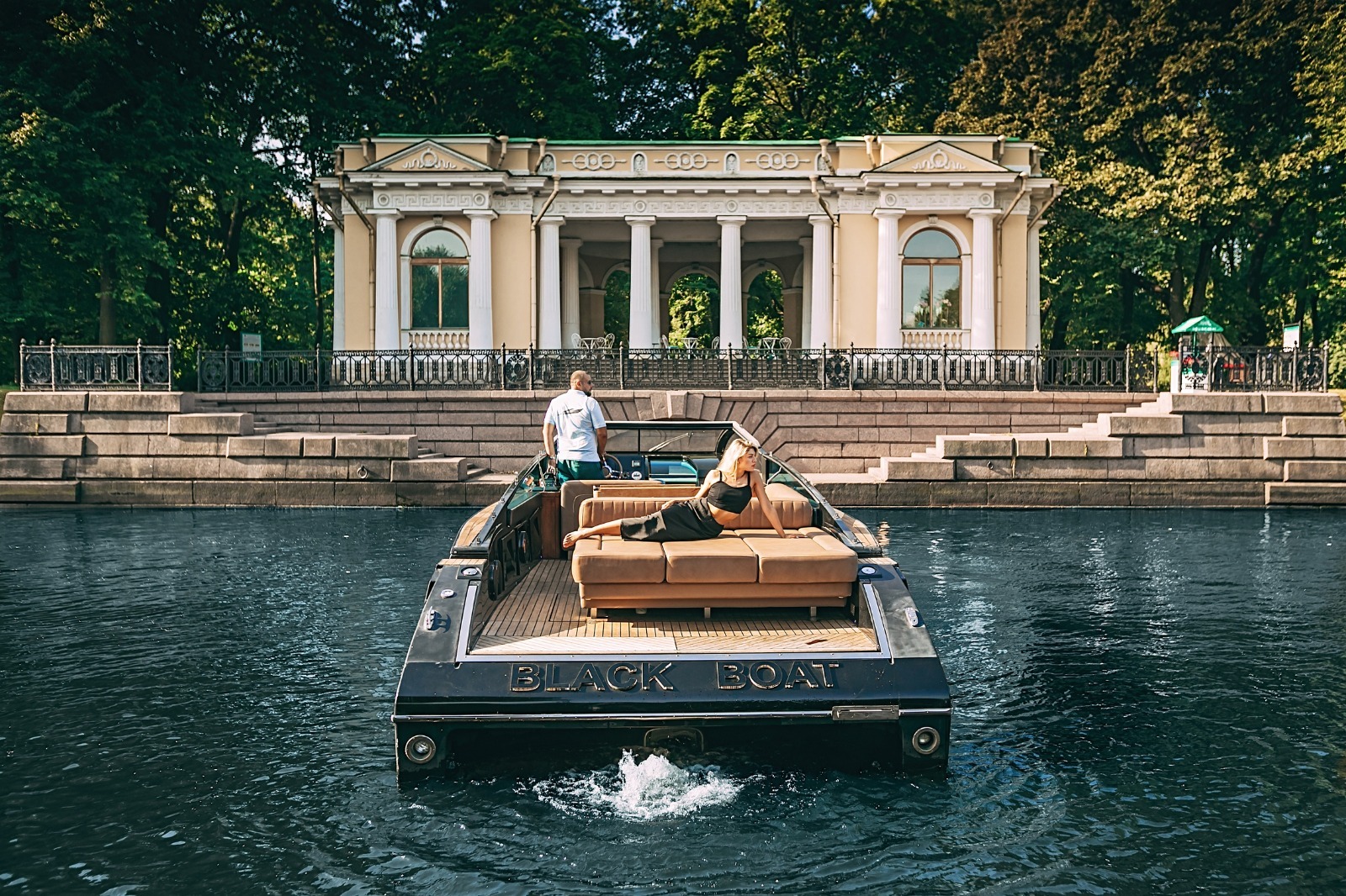 Катер «Блэк Боат / Black Boat» на воде в Петербурге