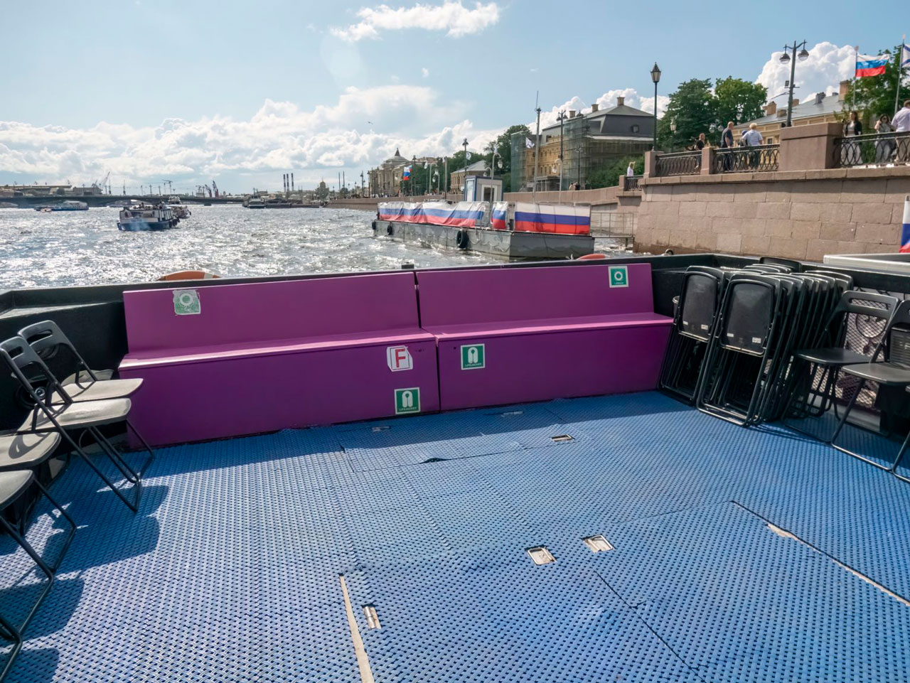 Теплоход «Переяслав» на воде в Петербурге