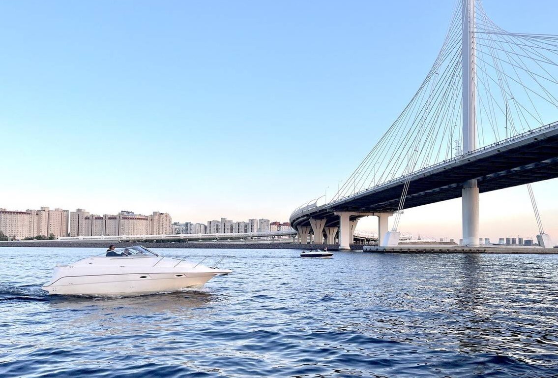 Катер «Максвелл» на воде в Петербурге