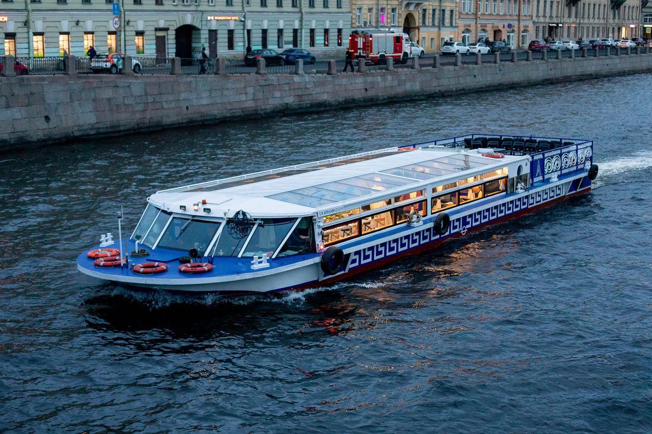 Теплоход «Аполлон» на воде в Петербурге — фото 16