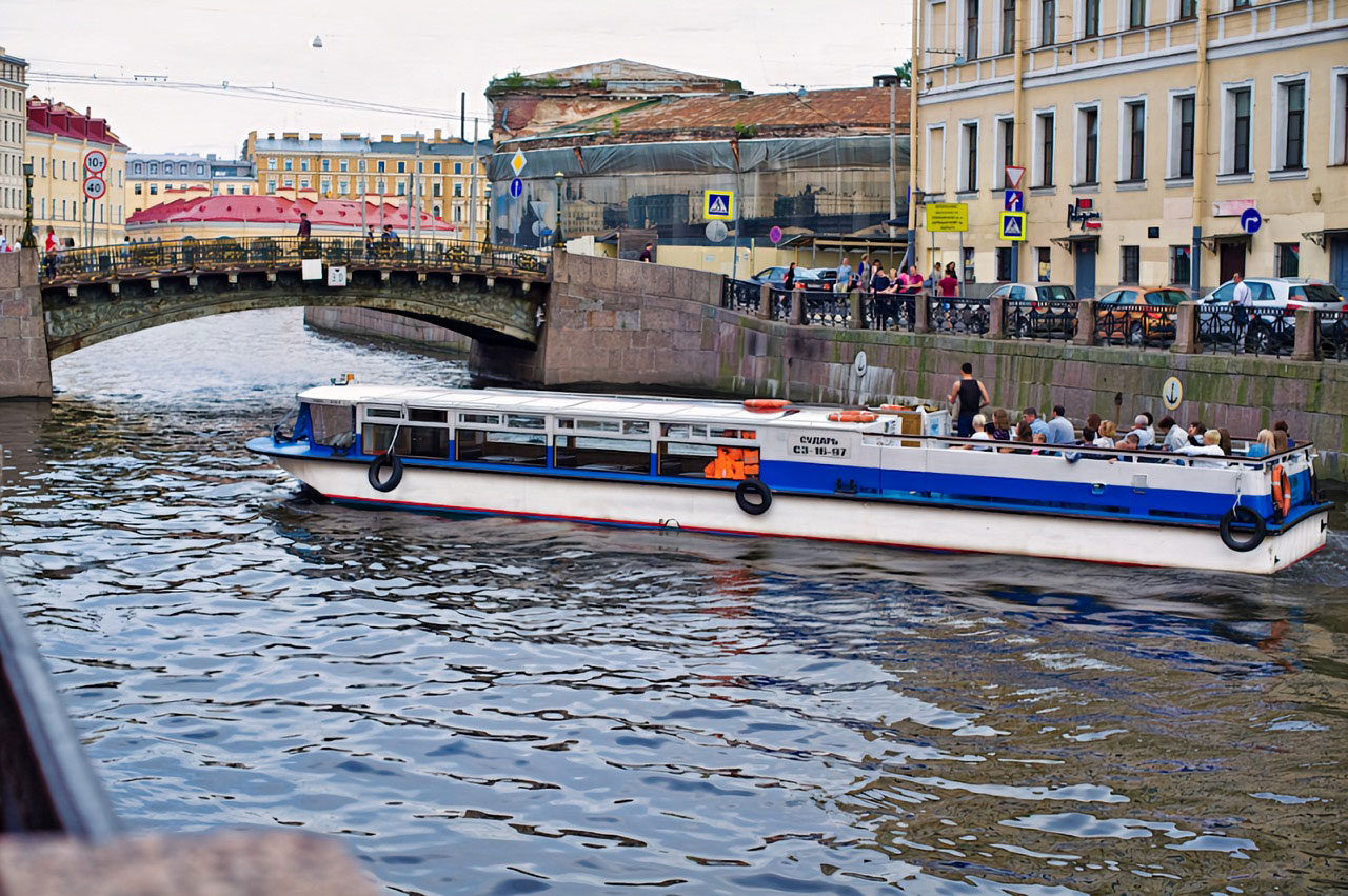 Теплоход «Сударь» на воде в Петербурге