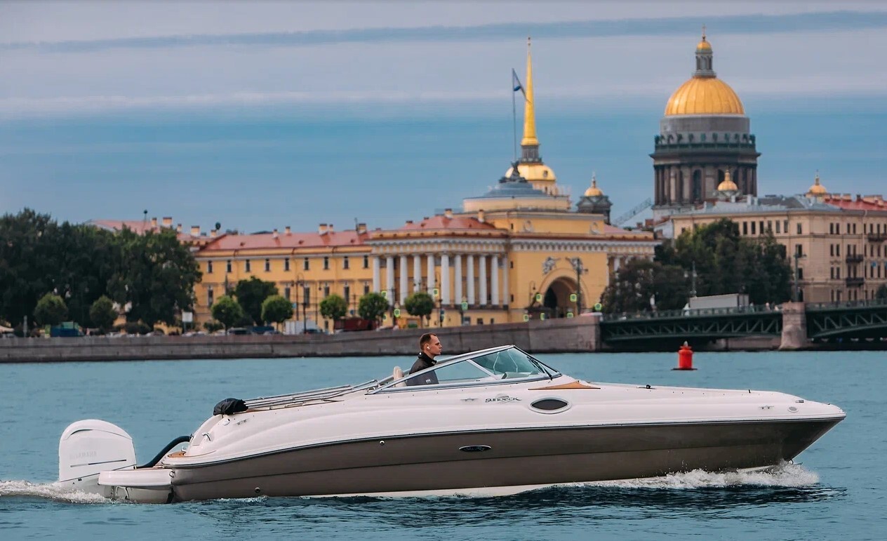 Катер «Мокко» на воде в Петербурге