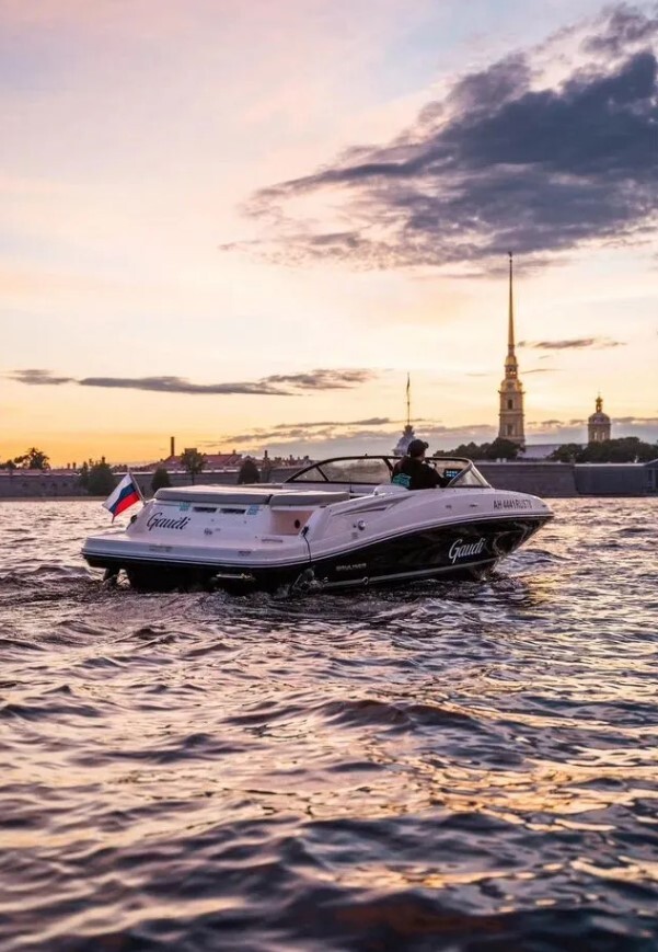 Прогулка на катере «Гауди» по каналам СПб