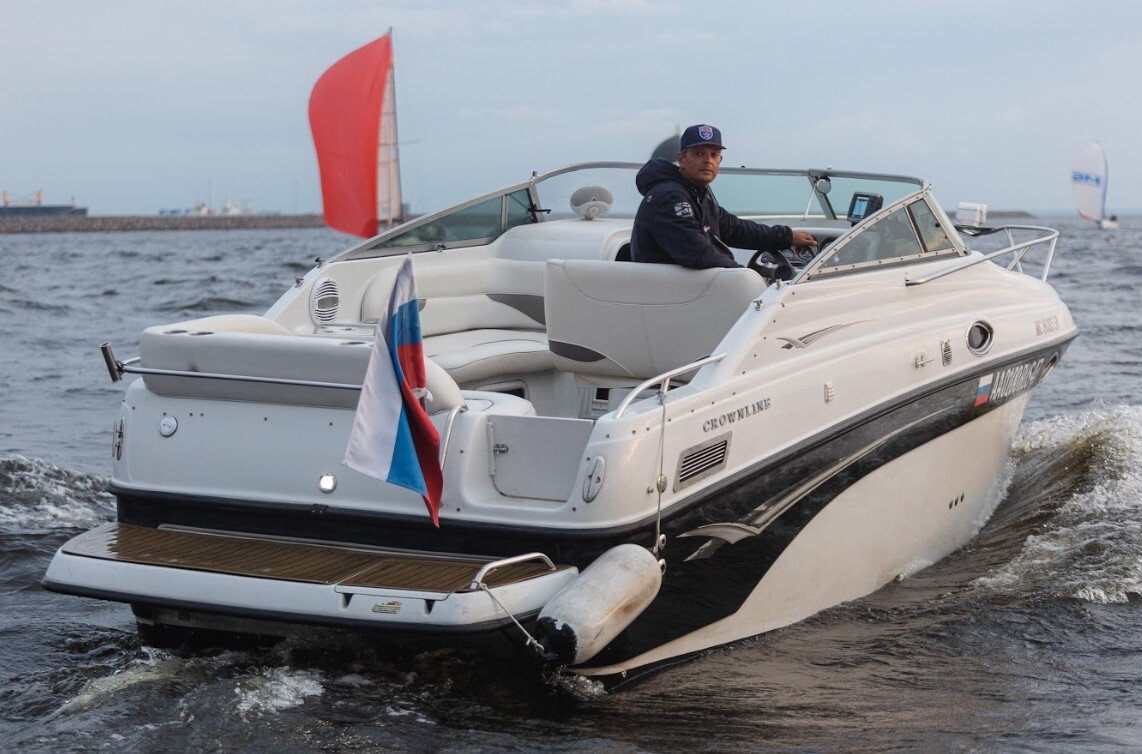 Водная прогулка на катере «Роял-Кроун» в СПб