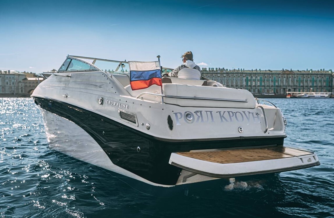 Катер «Роял-Кроун» на воде в Петербурге