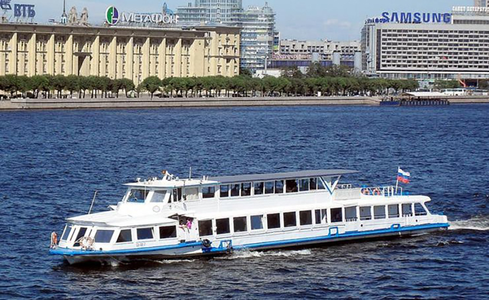 Теплоход «Гардемарин» на воде в Петербурге