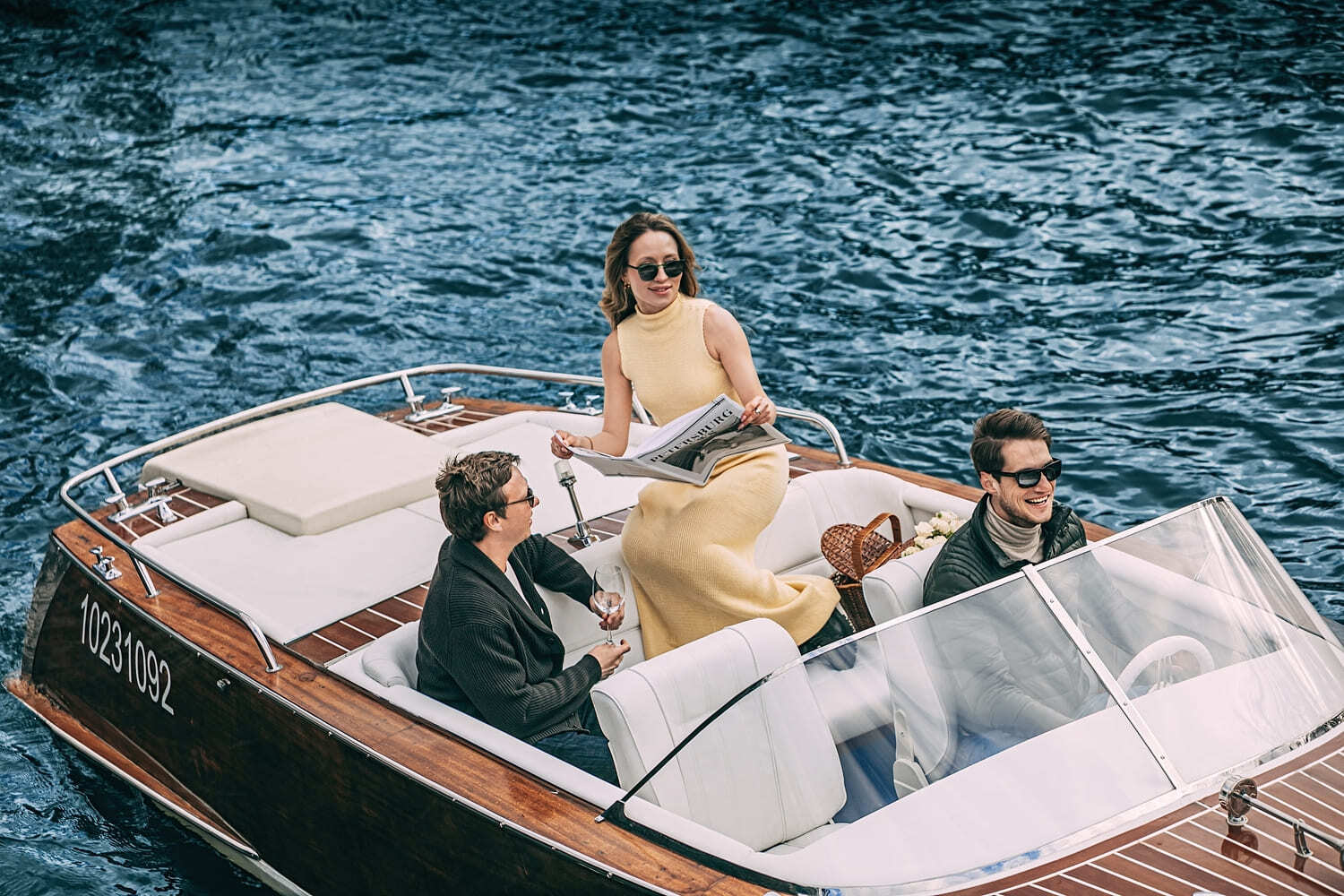 Катер «Рива (Riva)» на воде в Петербурге