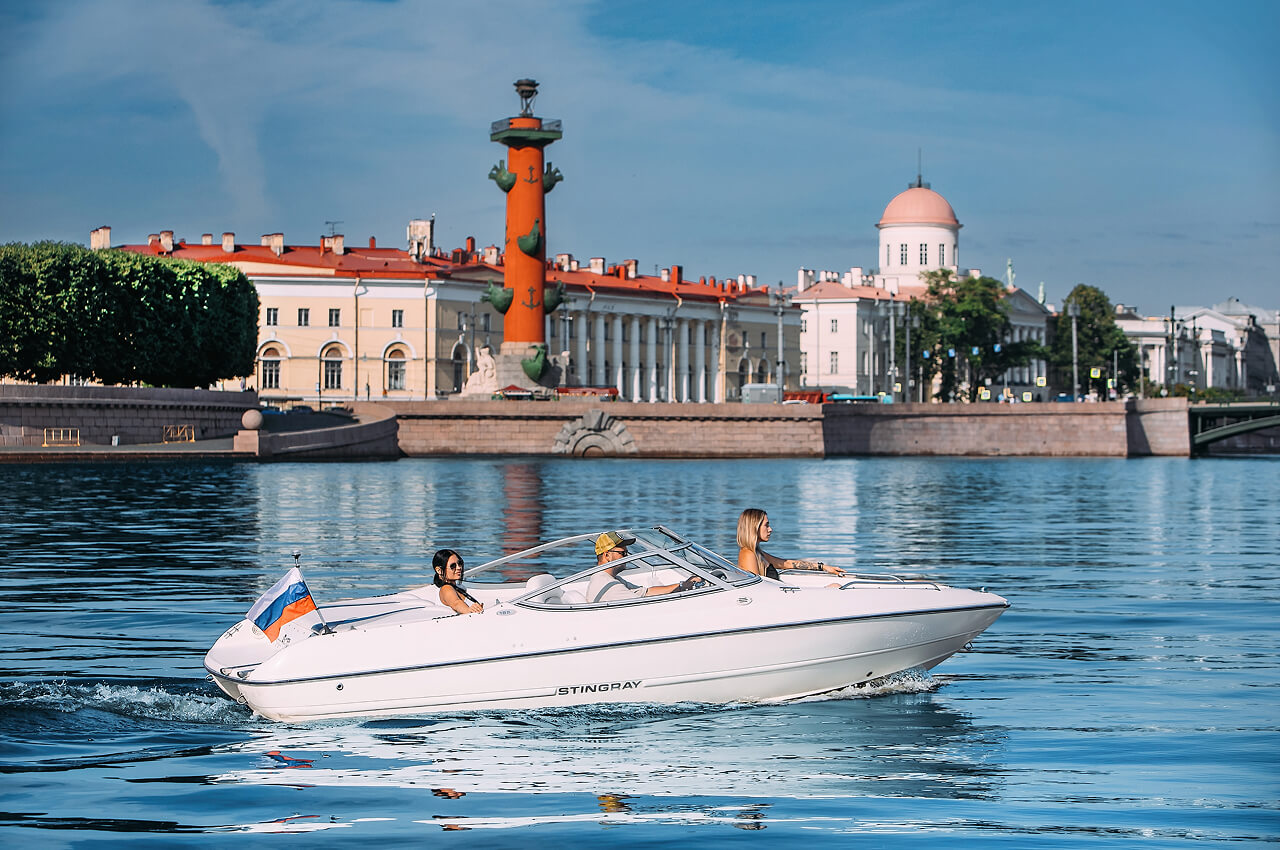 Водная прогулка на катере «Мартини» в СПб