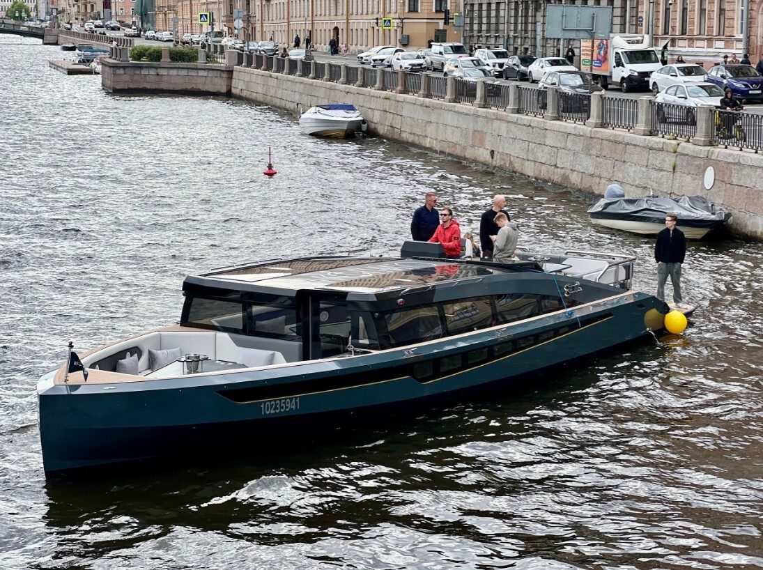 Катер «Инкогнито» на воде в Петербурге
