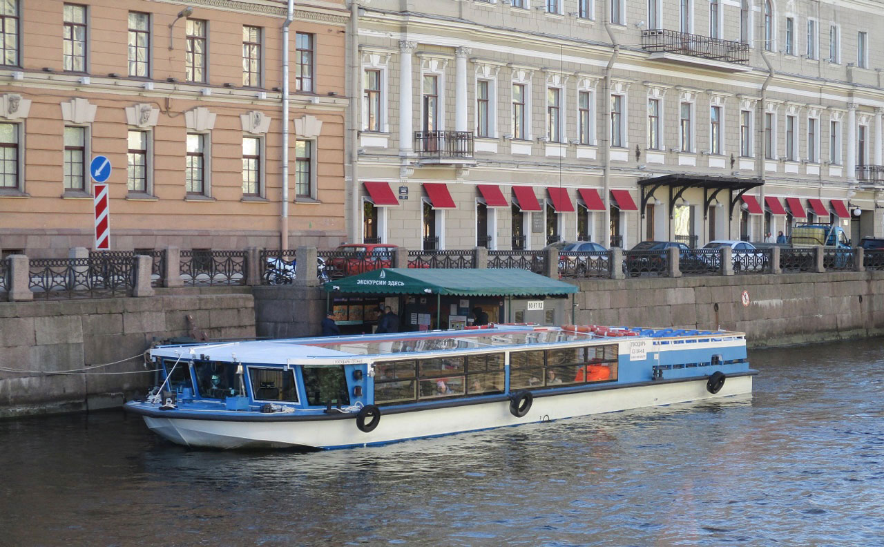 Теплоход «Государь» на воде в Петербурге