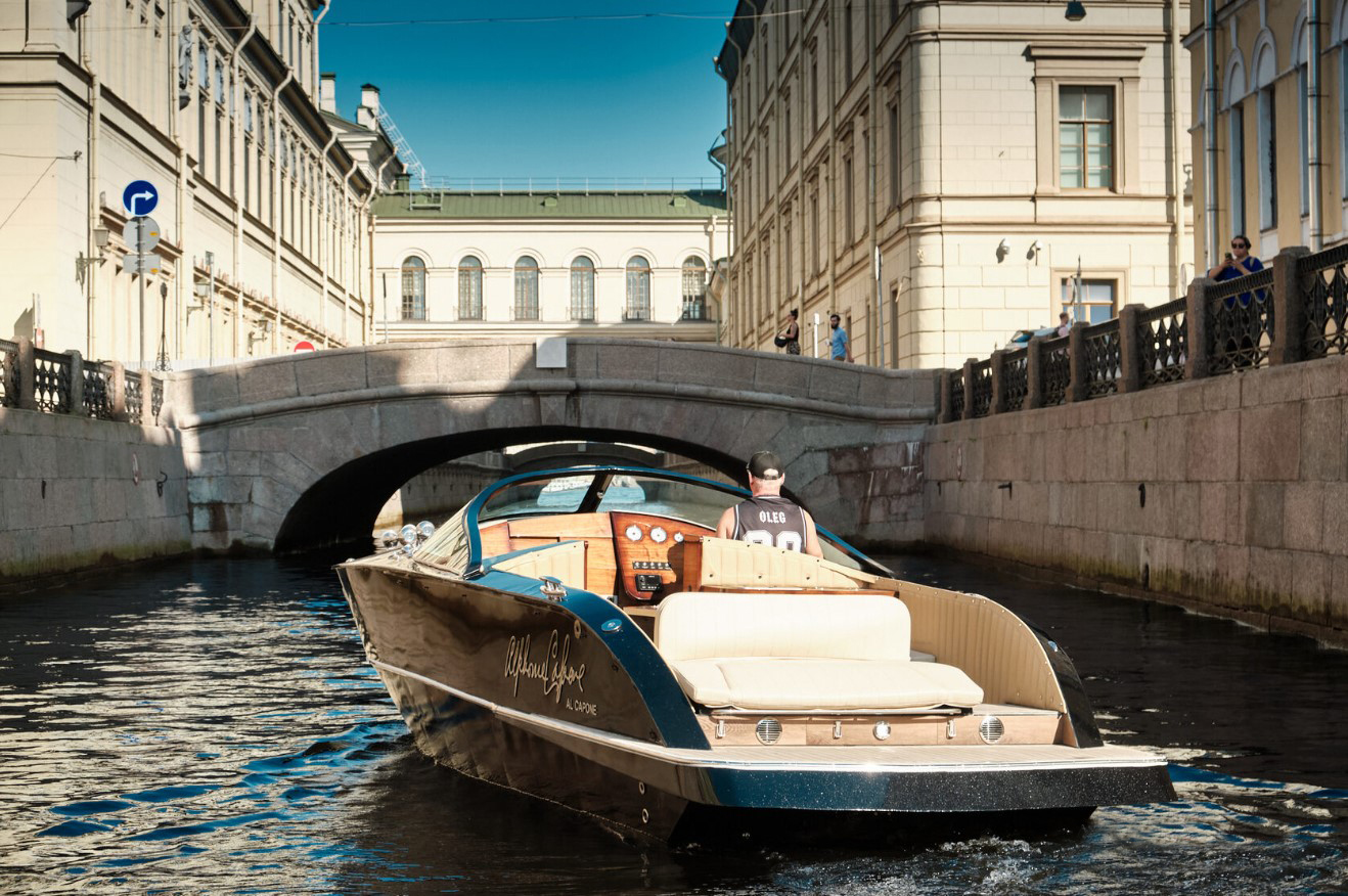 Водная прогулка на катере «Аль Капоне» в СПб