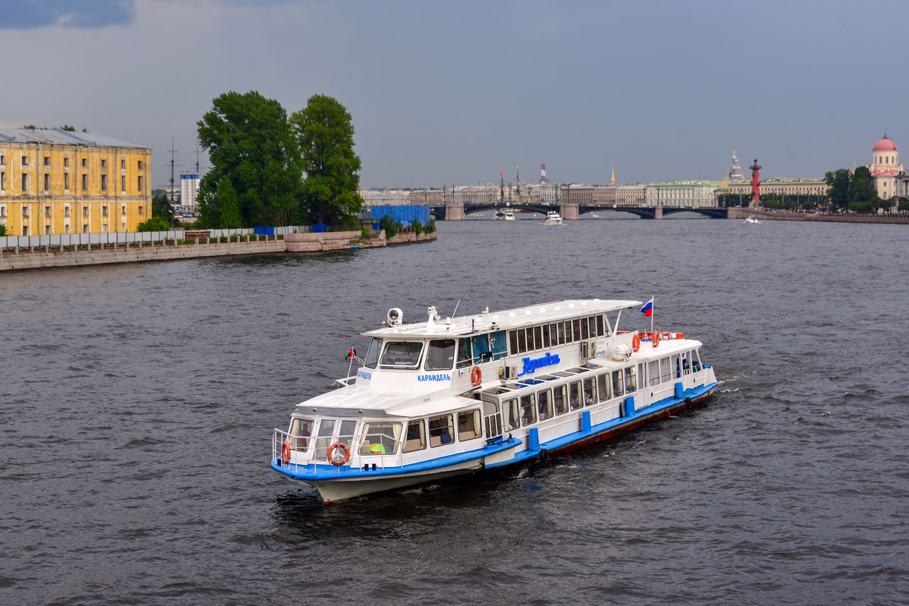 Теплоход «Караидель» на воде в Петербурге