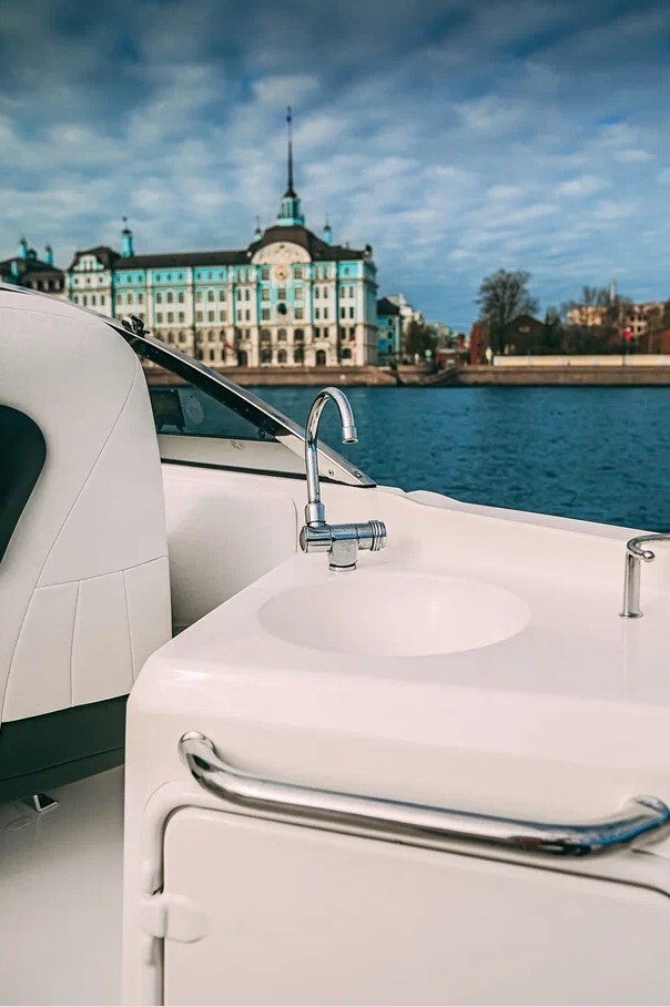 Катер «Флэш Рояль» на воде в Петербурге — фото 16