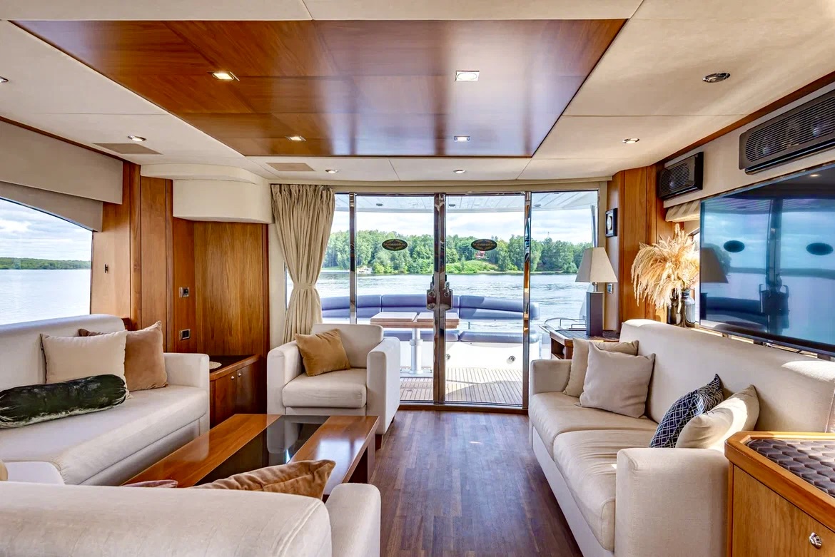 Яхта «Sunseeker Pallada 70» на фоне Санкт-Петербурга