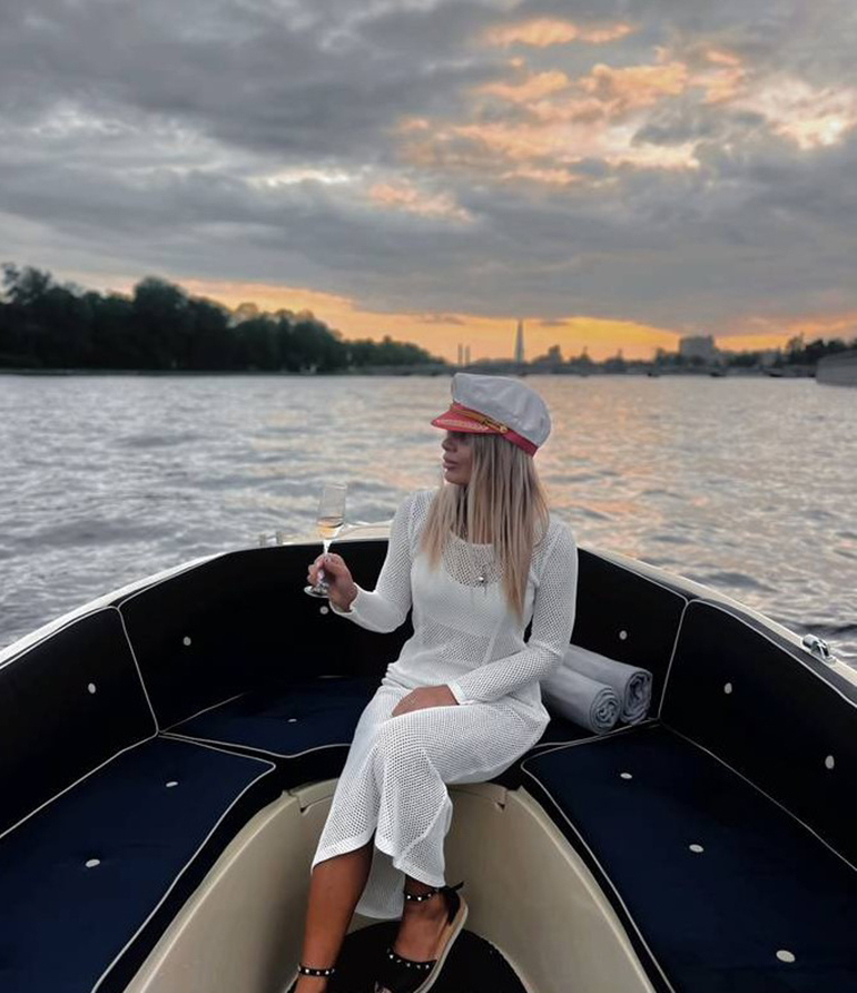 Катер «Венецианец» на воде в Петербурге — фото 16