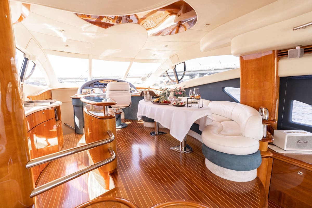 Яхта «Азимут 55 / Azimut 55» — экскурсия по Неве и Финскому заливу