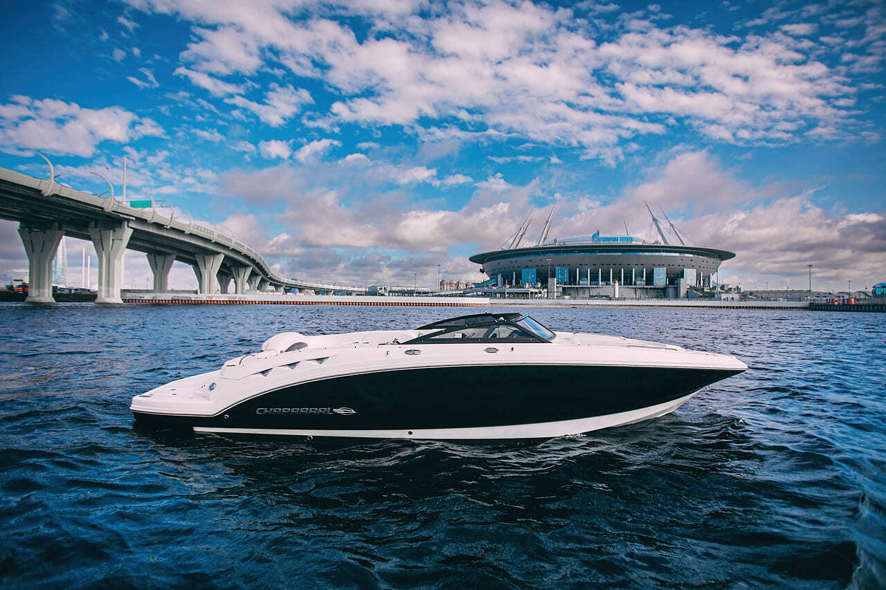 Катер «Линетта» на воде в Петербурге