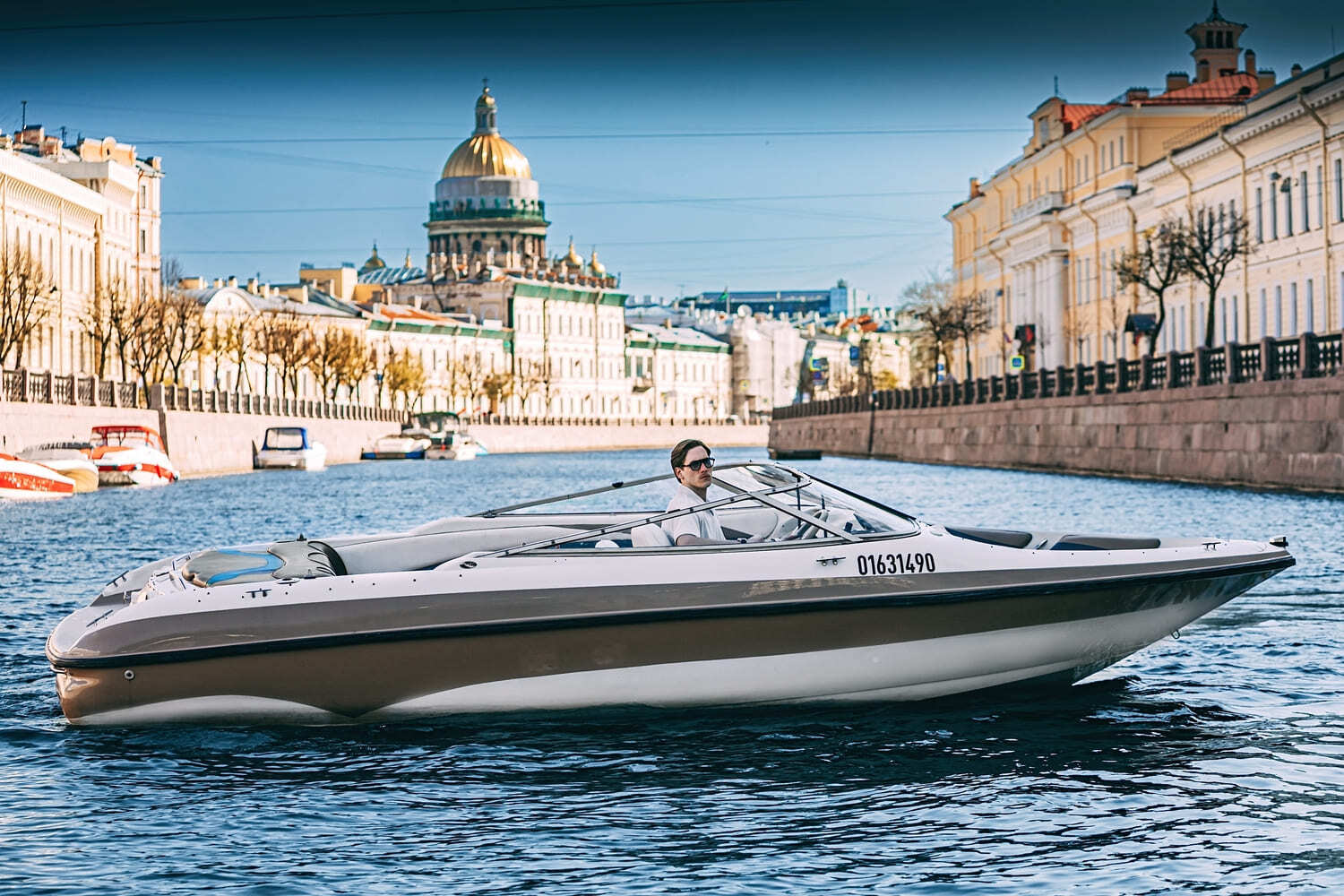 Катер «Штиль» на воде в Петербурге