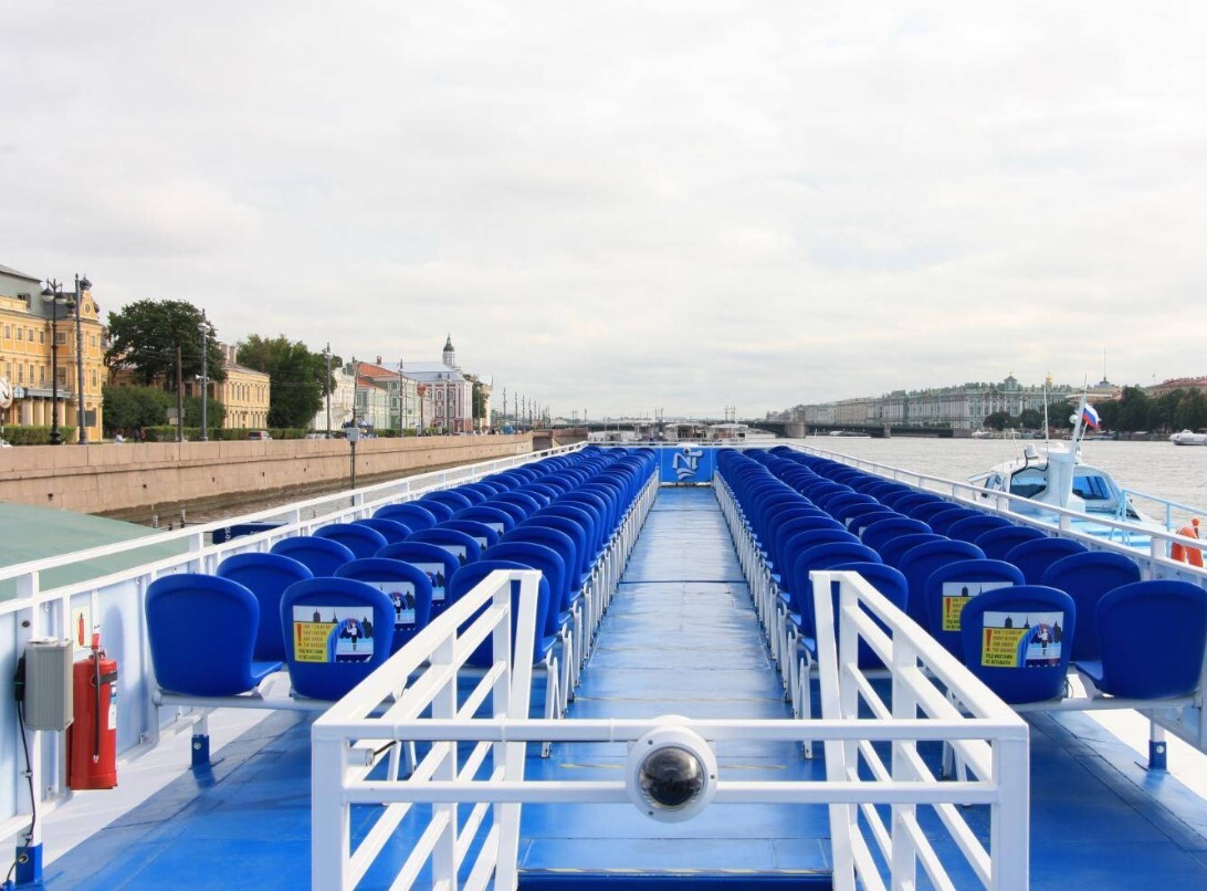 Теплоход «Нева» на воде в Петербурге