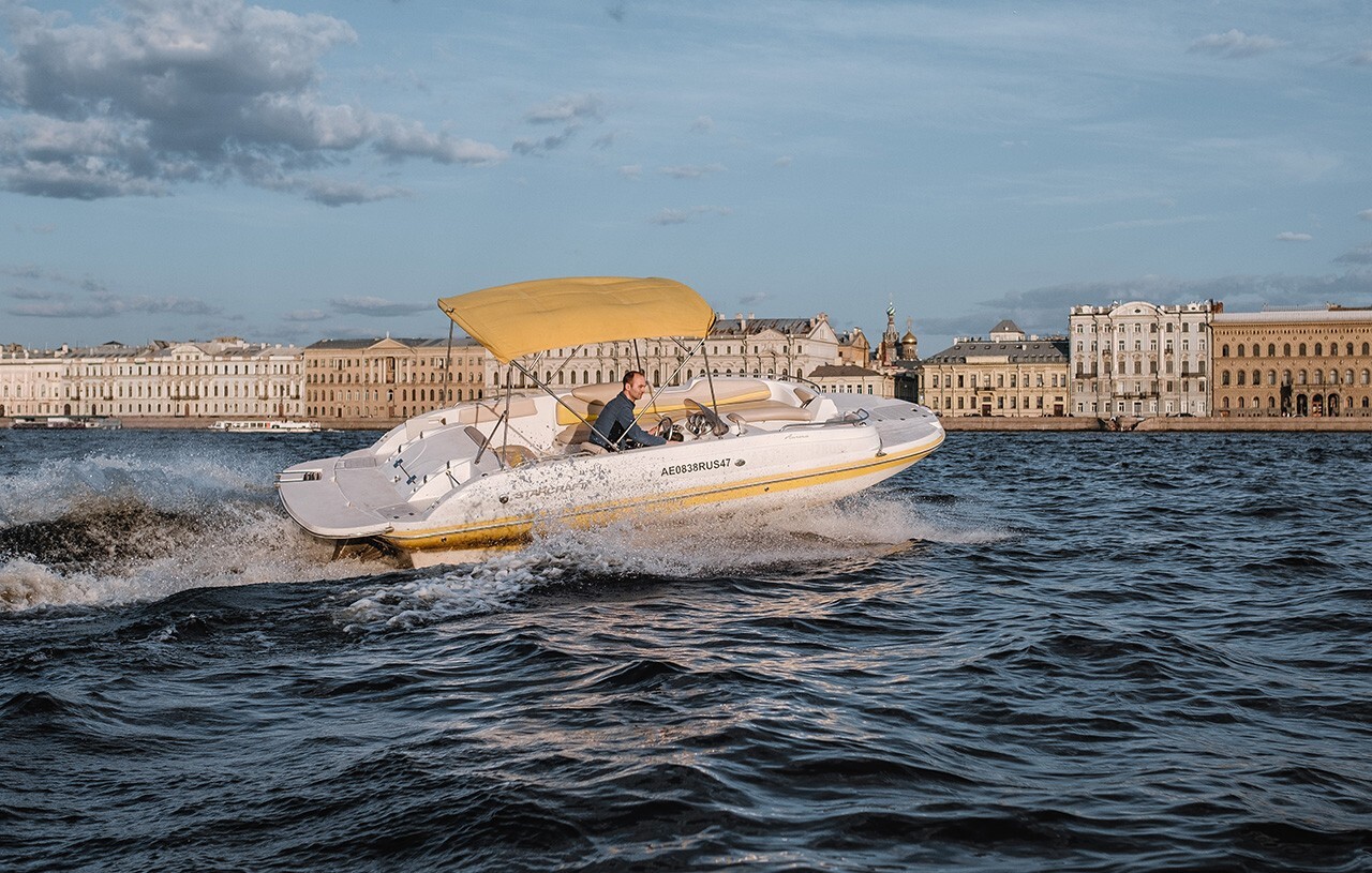 Заказать катер «Аврора» для водной прогулки
