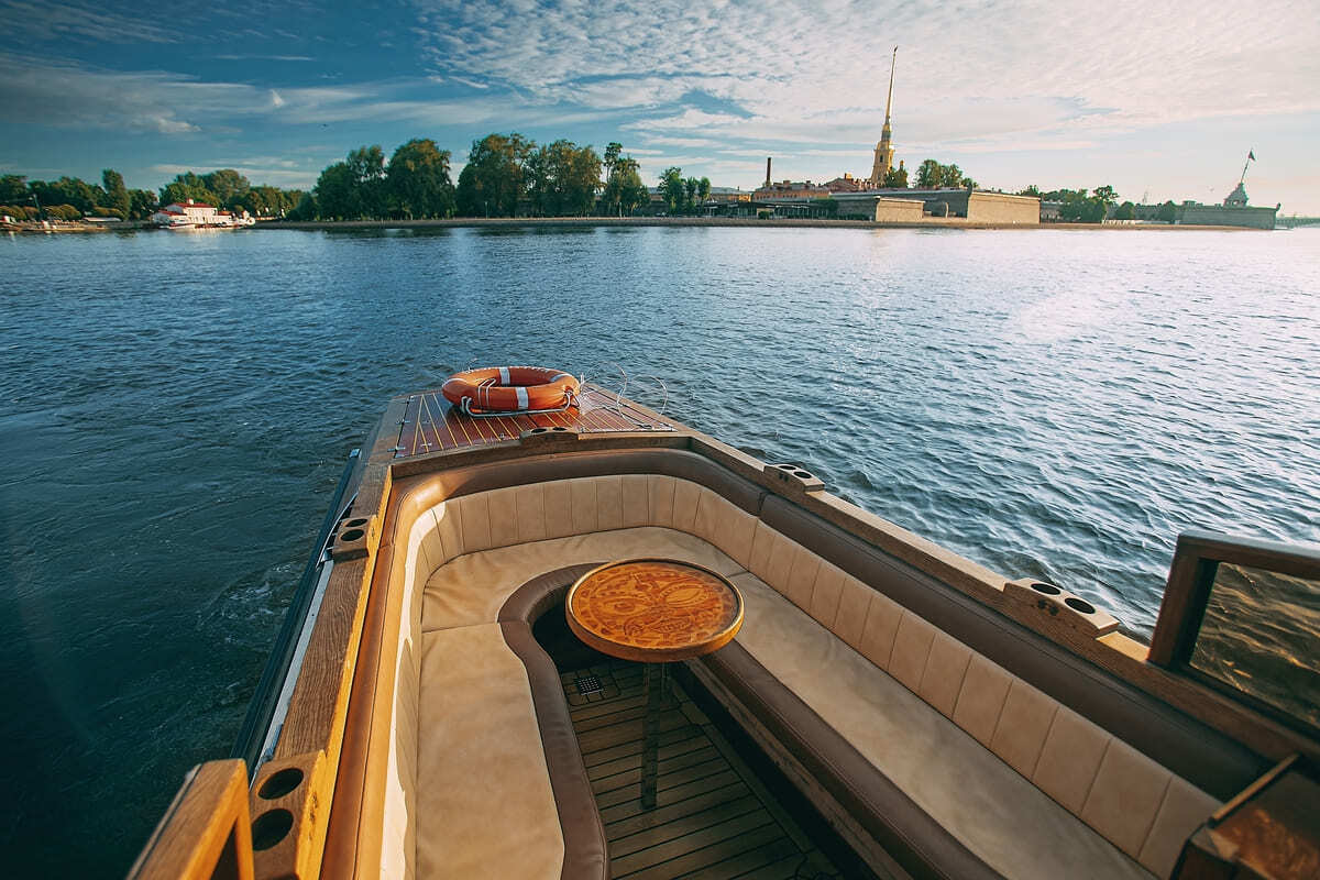 Катер «Византия» на воде в Петербурге