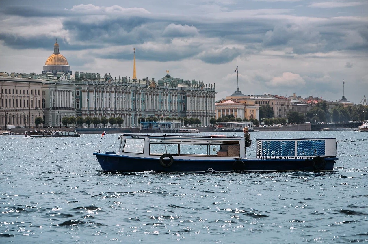 Катер «Ижора» на воде в Петербурге