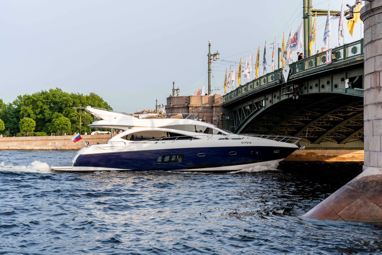 Яхта «Sunseeker Pallada 70» на воде в Петербурге — фото 16