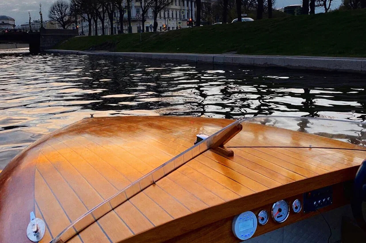 Катер «Ода» на воде в Петербурге