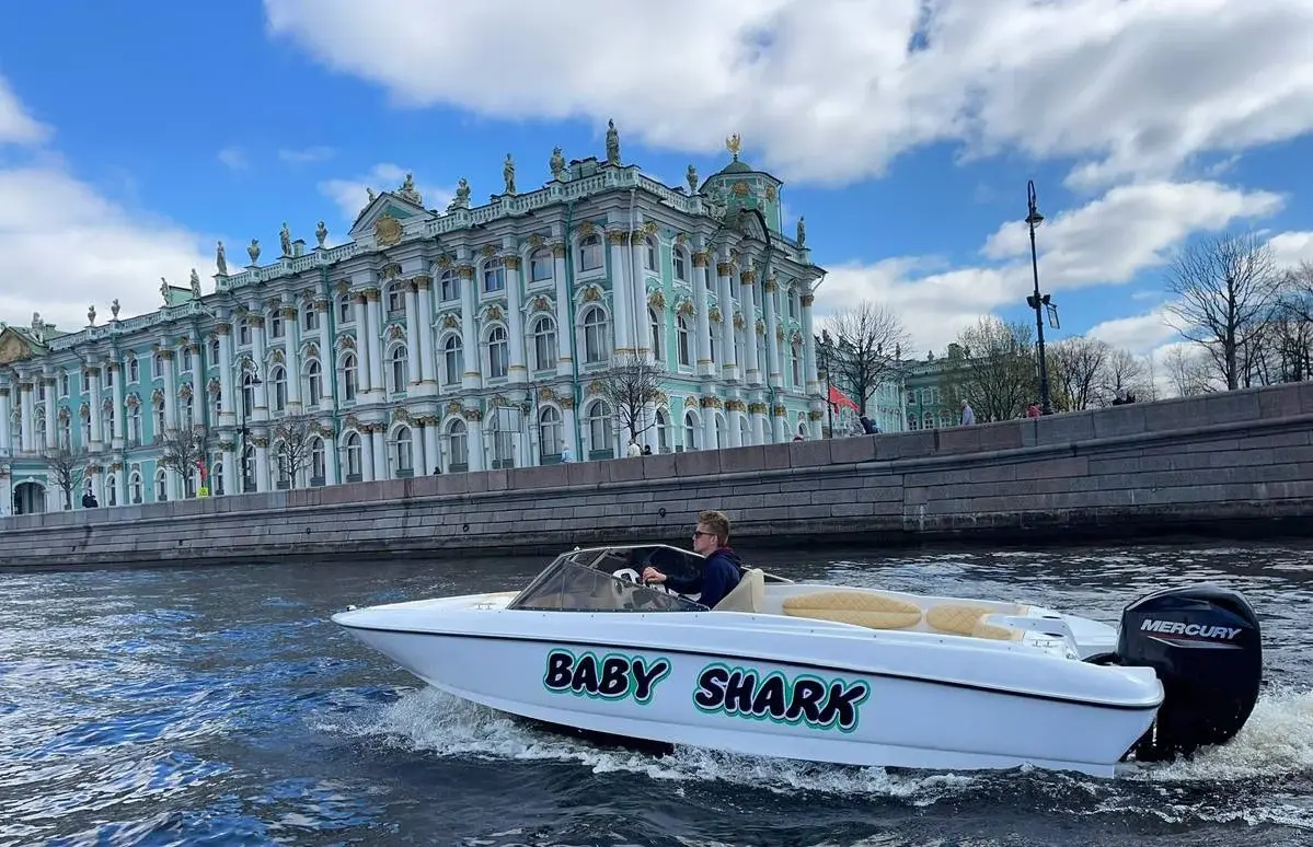 Катер «Бейби шарк / Baby Shark» — вид с воды