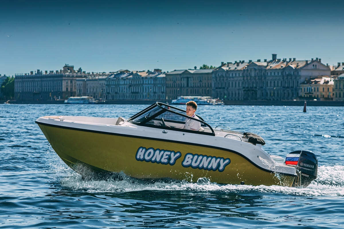 Катер «Хани Банни / Honey Bunny» — вид с воды